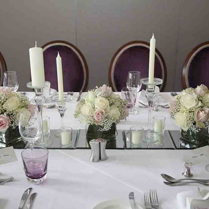 Comment décorer une table d'honneur de mariage?