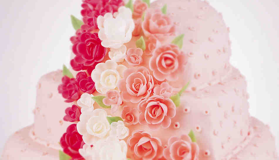 Comment décorer un gâteau de mariage?