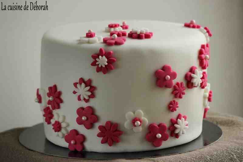Comment décorer un gâteau de mariage?