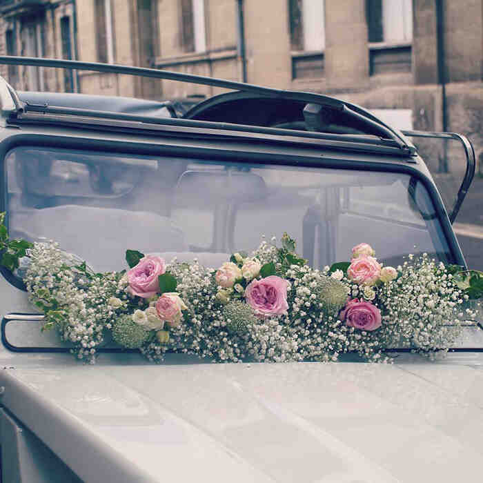 Comment nouer du tulle sur un capot de voiture de mariage?