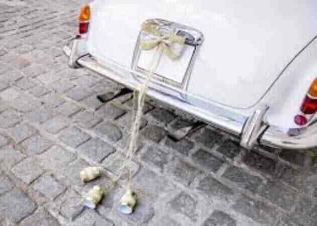 Qui décore la voiture pour les mariés?